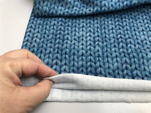 Isoli - strikket tryk i jeansblå, GOTS